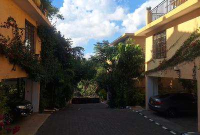 5 Bed Townhouse with En Suite in Kyuna