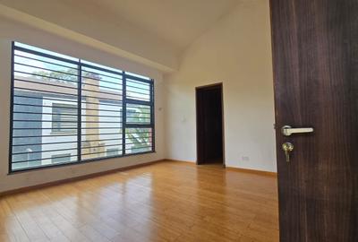 4 Bed House with En Suite in Garden Estate - 4