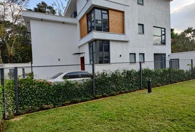 5 Bed Townhouse with En Suite in Lavington - 2