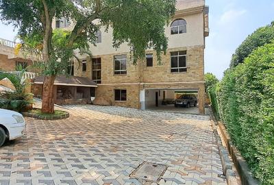 6 Bed House with En Suite at Ridgeways