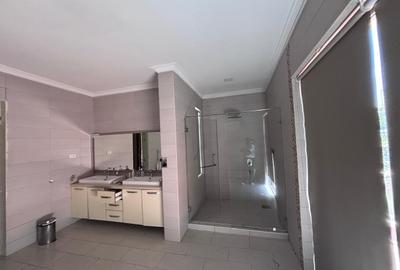 5 Bed Villa with En Suite at Lavington - 4