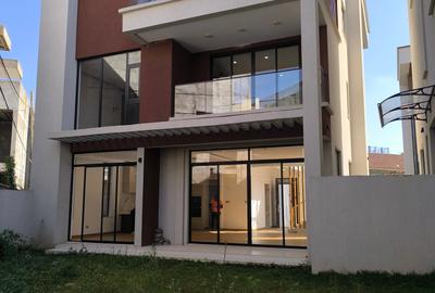 5 Bed Villa with En Suite in Lavington