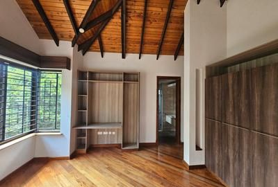 5 Bed House with En Suite in Runda