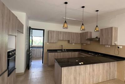 5 Bed House with En Suite in Lavington - 2