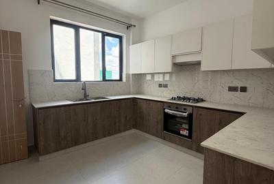 3 Bed Apartment with En Suite in Brookside - 4