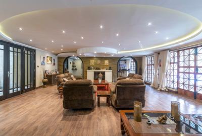 5 Bed House with En Suite in Ridgeways - 4