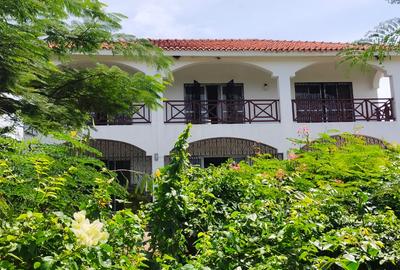 3 Bed Villa with En Suite at Kuruwitu