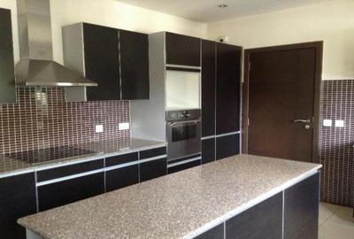 4 Bed Apartment with En Suite in Riverside