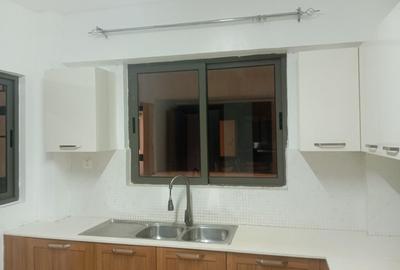 3 Bed Apartment with En Suite at Rose Avenue - 4