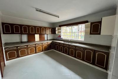 3 Bed Apartment with En Suite in Kilimani - 4