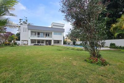 5 Bed House with En Suite in Runda - 4