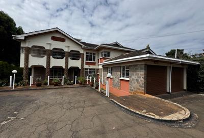 5 Bed House with En Suite in Runda