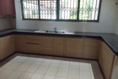 5 Bed Townhouse with En Suite in Westlands Area - 2
