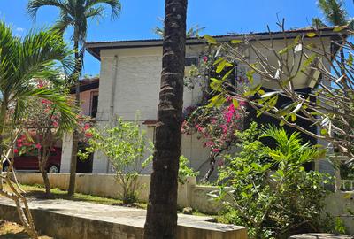 6 Bed Villa with En Suite at Aloo Drive Residence - 4