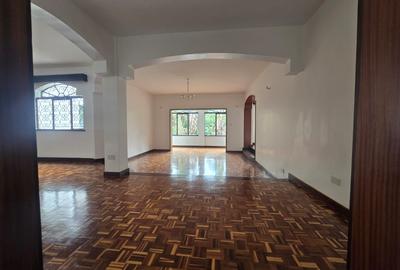 5 Bed House with En Suite in Nyari