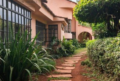 5 Bed Townhouse with En Suite in Thigiri