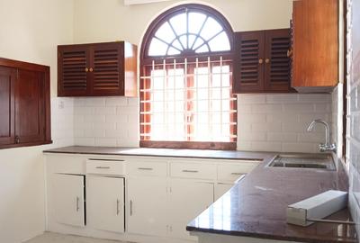 5 Bed House with En Suite in Kizingo