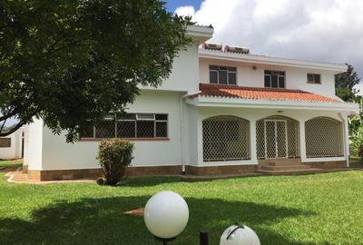 5 Bed House with En Suite in Runda