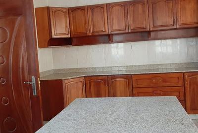 5 Bed Townhouse with En Suite in Kyuna