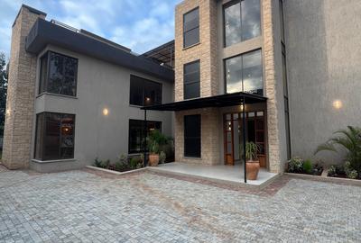 5 Bed Villa with En Suite at Girrafe Center