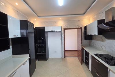 3 Bed Apartment with En Suite at Othaya Road - 4