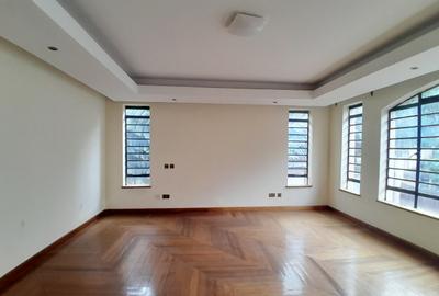 5 Bed Townhouse with En Suite at Lavington - 3