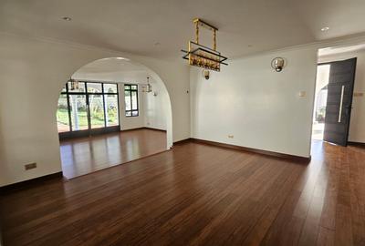 7 Bed House with En Suite in Runda - 4