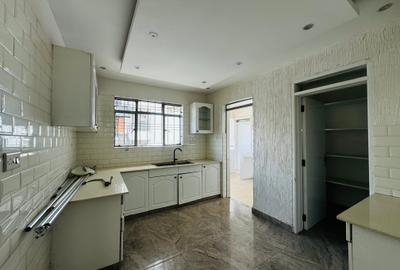4 Bed Apartment in Riverside - 3
