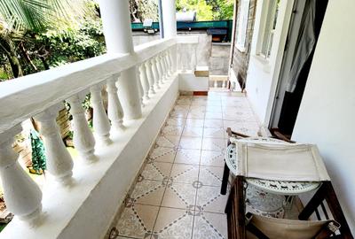 Furnished 1 Bed Apartment with En Suite in Nyari