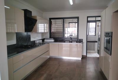 3 Bed Apartment with En Suite at Located In Parklands Few Minutes Drive To Gigiri