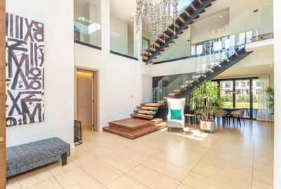 5 Bed Villa with En Suite in Runda - 2