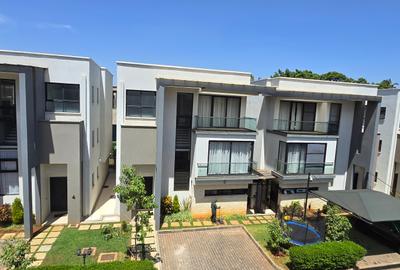 5 Bed Townhouse with En Suite at Lavington Green - 4