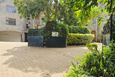 5 Bed Townhouse with En Suite in Lavington - 2