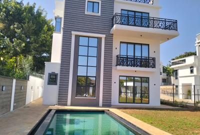 5 Bed Townhouse with En Suite in Lavington - 2