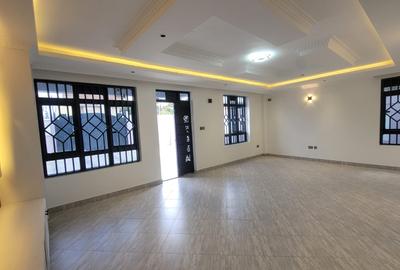 6 Bed House with En Suite in Membley - 3