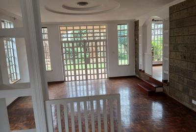 4 Bed Villa with En Suite in Redhill - 4