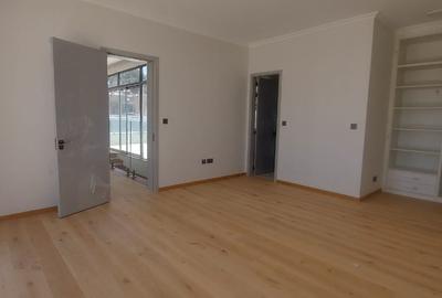 5 Bed Villa with En Suite at Lavington