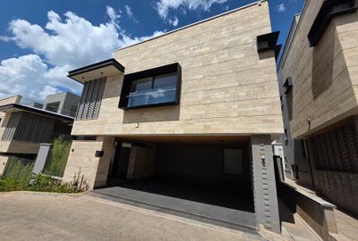 5 Bed House with En Suite in Brookside