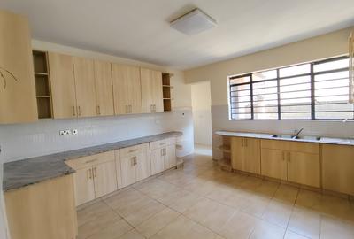 5 Bed House with En Suite in Lavington