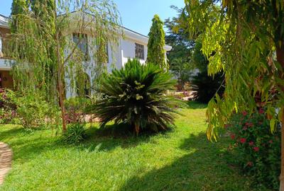 5 Bed House with En Suite in Runda