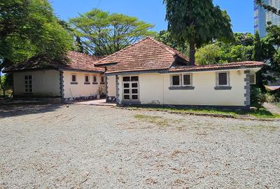 2,500 m² Commercial Property with Parking at Links Rd