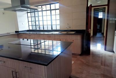 5 Bed House with En Suite in Runda