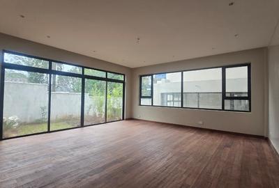 5 Bed House with En Suite in Lavington - 3