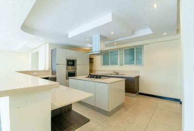 3 Bed Apartment with En Suite in Riverside - 3