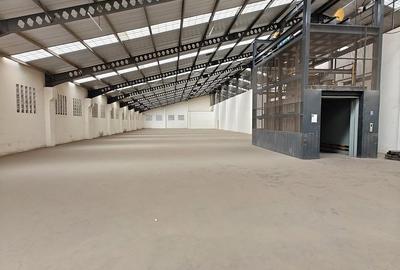 38,400 ft² Warehouse with Backup Generator in Industrial Area