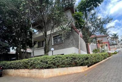 5 Bed Townhouse with En Suite in Lavington - 2