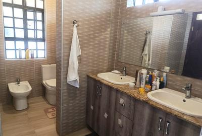 6 Bed House with En Suite in Runda - 4