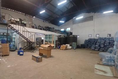 5,000 ft² Warehouse with Parking in Industrial Area - 2