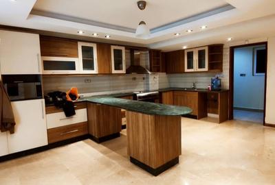 5 Bed Townhouse with En Suite in Lavington - 3