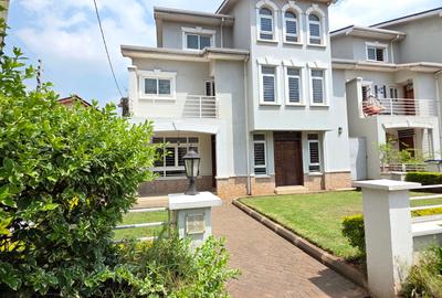 5 Bed Townhouse with En Suite at Lavington Green